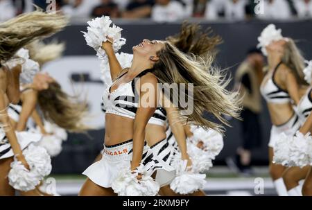 Cincinnati, Stati Uniti. 25 settembre 2023. La cheerleader dei Cincinnati Bengals fa il tifo per la loro squadra contro i Los Angeles durante il secondo tempo di gioco al Paycor Stadium lunedì 25 settembre 2023 a Cincinnati, Ohio. Foto di John Sommers II/UPI Credit: UPI/Alamy Live News Foto Stock