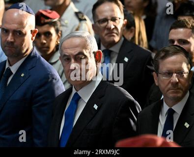 Gerusalemme, Israele. 26 settembre 2023. (C) il primo ministro israeliano Benjamin Netanyahu partecipa alla cerimonia commemorativa di stato in occasione del 50° anniversario della guerra dello Yom Kippur nella sala della memoria del Monte Cimitero militare di Herzl a Gerusalemme, martedì 26 settembre 2023. Foto di Debbie Hill/ Credit: UPI/Alamy Live News Foto Stock