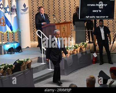 Gerusalemme, Israele. 26 settembre 2023. Il primo ministro israeliano Benjamin Netanyahu partecipa alla cerimonia commemorativa di stato in occasione del 50° anniversario della guerra dello Yom Kippur nella sala della memoria del Monte Cimitero militare di Herzl a Gerusalemme, martedì 26 settembre 2023. Foto di Debbie Hill/ Credit: UPI/Alamy Live News Foto Stock