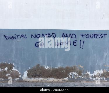 Nomade digitale e turista vanno a casa graffiti sul muro in Spagna Foto Stock