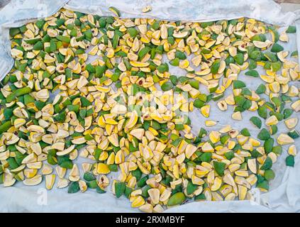 Fette di mango essiccate per sottaceti. Fette di mango pronte per il sottaceto. Pickle. Sottaceti di mango usati come cibo in Pakistan e India. Fette di mango Foto Stock