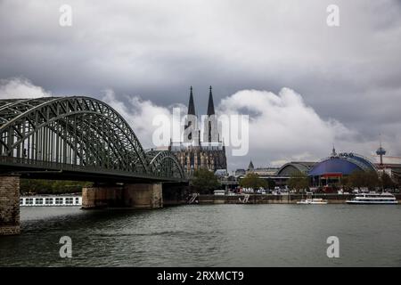 Vista dal quartiere Deutz al ponte Hohenzollern, la cattedrale, il teatro Musical Dome, nuvole di pioggia scura, Reno, Colonia, Germania. Blick V Foto Stock