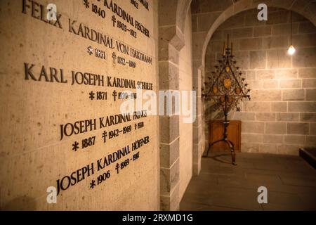 Targa commemorativa con i nomi degli ex cardinali nella cripta della cattedrale, Colonia, Germania. Gedenktafel mit den Namen der ehemaligen Kardinael Foto Stock