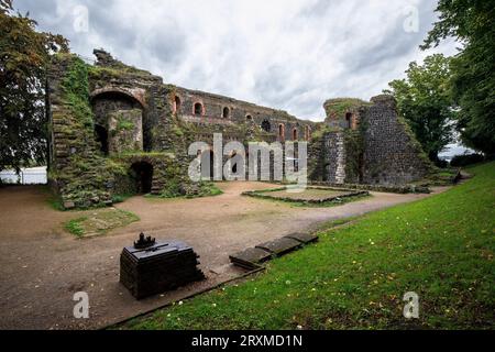 Le rovine del Palazzo Imperiale nel distretto di Kaiserswerth, Duesseldorf, Renania settentrionale-Vestfalia, Germania. Die Ruine der Kaiserpfalz im Stadtteil Ka Foto Stock