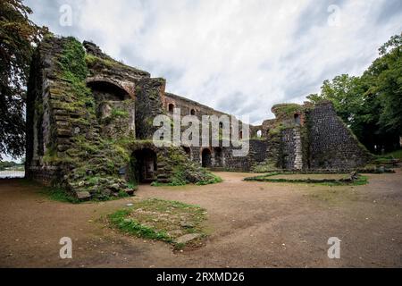 Le rovine del Palazzo Imperiale nel distretto di Kaiserswerth, Duesseldorf, Renania settentrionale-Vestfalia, Germania. Die Ruine der Kaiserpfalz im Stadtteil Ka Foto Stock