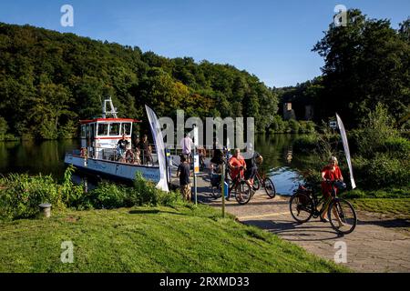 Traghetto sul fiume Ruhr nel distretto di Herbede, sullo sfondo le rovine del castello Hardenstein nella valle Muttental, Witten, nella zona della Ruhr, Nor Foto Stock