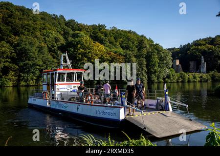 Traghetto sul fiume Ruhr nel distretto di Herbede, sullo sfondo le rovine del castello Hardenstein nella valle Muttental, Witten, nella zona della Ruhr, Nor Foto Stock