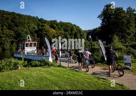 Traghetto sul fiume Ruhr nel distretto di Herbede, sullo sfondo le rovine del castello Hardenstein nella valle Muttental, Witten, nella zona della Ruhr, Nor Foto Stock