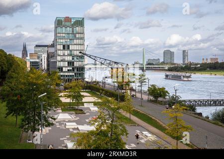 Lo Skate Plaza nel porto di Rheinau, l'edificio degli uffici KAP am Suedkai, gli architetti Engel e Zimmermann, Colonia, Germania. Der Skate Plaza im Rhein Foto Stock