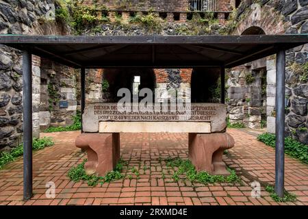 Le rovine del Palazzo Imperiale nel distretto di Kaiserswerth, ex portale di pietra, Duesseldorf, Renania settentrionale-Vestfalia, Germania. Die Ruine der Kaiser Foto Stock