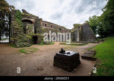 Le rovine del Palazzo Imperiale nel distretto di Kaiserswerth, Duesseldorf, Renania settentrionale-Vestfalia, Germania. Die Ruine der Kaiserpfalz im Stadtteil Ka Foto Stock