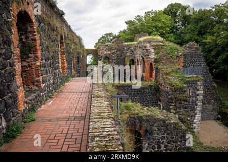 Le rovine del Palazzo Imperiale nel distretto di Kaiserswerth, Duesseldorf, Renania settentrionale-Vestfalia, Germania. Die Ruine der Kaiserpfalz im Stadtteil Ka Foto Stock