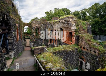 Le rovine del Palazzo Imperiale nel distretto di Kaiserswerth, Duesseldorf, Renania settentrionale-Vestfalia, Germania. Die Ruine der Kaiserpfalz im Stadtteil Ka Foto Stock