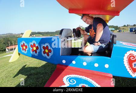 Zagabria, Croazia. 8 settembre 2023. Goran Lendrec produce giocattoli tradizionali, e ora ha realizzato un aereo 4x4 che è in mostra vicino alla statua di Matija Gubec e ha dipinto diverse case di catering turistiche, a Stubica, Croazia, l'8 settembre 2023. Foto: Emica Elvedji/PIXSELL credito: Pixsell/Alamy Live News Foto Stock