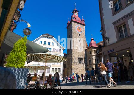 Ottima vista della torre del municipio sulla piazza Kornmarkt nel centro storico di Lucerna. La torre è stata eretta nell'alto Medioevo in seguito servendo come... Foto Stock