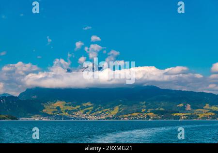 Pittoresca vista panoramica della città di Horw e del famoso Monte Pilatus sul retro, vista dal lago di Lucerna. Horw è un comune del distretto... Foto Stock