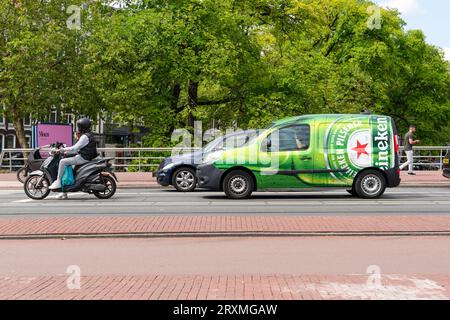 Amsterdam, Nederland - 20 luglio 2023: Vista ravvicinata del furgone che trasporta le birre Heineken nel traffico Foto Stock