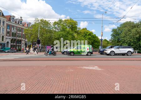 Amsterdam, Nederland - 20 luglio 2023: Vista ravvicinata del furgone che trasporta le birre Heineken nel traffico Foto Stock