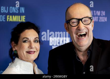 L'AIA - Bart Chabot e sua moglie Yolanda durante l'annuncio ufficiale della settimana del libro autori 2024 e il tema. Per la prima volta, il regalo della settimana del libro è scritto non da uno ma da sei persone. ANP ROBIN VAN LONKHUIJSEN paesi bassi Out - belgio Out Foto Stock