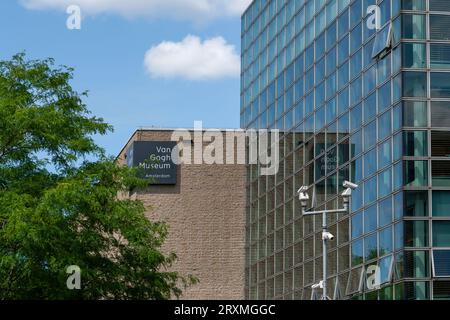 Amsterdam, Paesi Bassi - 20 luglio 2023: Targhetta sulla parete esterna del Museo Van Gogh e riflesso su parete di vetro. Foto Stock