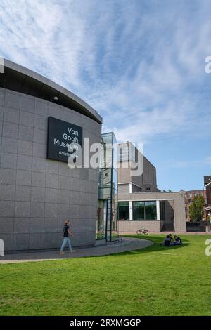 Amsterdam, Paesi Bassi - 20 luglio 2023: Atmosfera rilassante sui prati di fronte al Museo Van Gogh Foto Stock