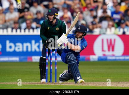 Le mazze inglesi di Ben Duckett osservate dal wicketkeeper irlandese Lorcan Tucker durante la terza Metro Bank un giorno internazionale al Seat Unique Stadium di Bristol. Data immagine: Martedì 26 settembre 2023. Foto Stock