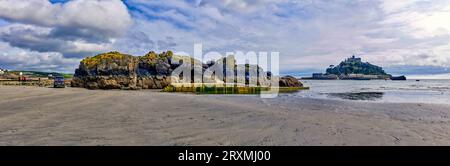 Spiaggia vuota con St Michaels Mount sullo sfondo, Marazion, Inghilterra, Regno Unito Foto Stock