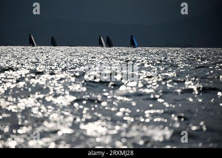 Ningbo, provincia cinese di Zhejiang. 26 settembre 2023. I marinai gareggiano durante la gara di vela maschile Skiff 49er ai diciannovesimi Giochi asiatici a Ningbo, nella provincia dello Zhejiang, nella Cina orientale, il 26 settembre 2023. Crediti: Chen Bin/Xinhua/Alamy Live News Foto Stock