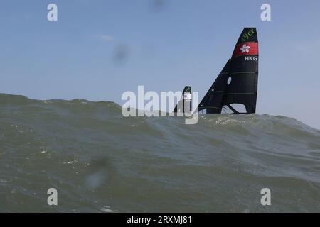 Ningbo, provincia cinese di Zhejiang. 26 settembre 2023. I marinai gareggiano durante la gara di vela maschile Skiff 49er ai diciannovesimi Giochi asiatici a Ningbo, nella provincia dello Zhejiang, nella Cina orientale, il 26 settembre 2023. Crediti: Chen Bin/Xinhua/Alamy Live News Foto Stock