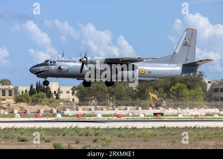 L'aeronautica rumena Antonov An-26 (Reg.: 810) lascia la pista 31 dopo aver partecipato all'esposizione statica di mia 2023. Foto Stock