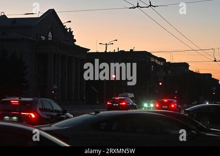 Non esclusiva: ZAPORIZHZHIA, UCRAINA - 25 SETTEMBRE 2023 - le auto si muovono lungo una strada la sera, Zaporizhzhia, Ucraina sud-orientale. Foto Stock