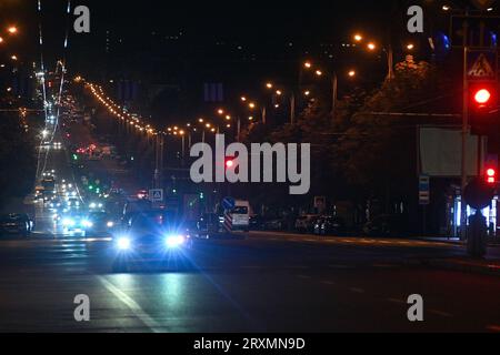 Non esclusiva: ZAPORIZHZHIA, UCRAINA - 25 SETTEMBRE 2023 - le auto si muovono lungo una strada la sera, Zaporizhzhia, Ucraina sud-orientale. Foto Stock