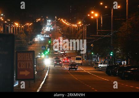 Non esclusiva: ZAPORIZHZHIA, UCRAINA - 25 SETTEMBRE 2023 - le auto si muovono lungo una strada la sera, Zaporizhzhia, Ucraina sud-orientale. Foto Stock