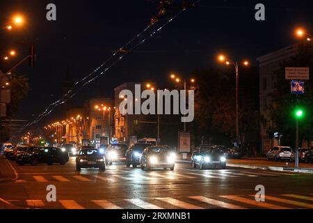 Non esclusiva: ZAPORIZHZHIA, UCRAINA - 25 SETTEMBRE 2023 - le auto si muovono lungo una strada la sera, Zaporizhzhia, Ucraina sud-orientale. Foto Stock