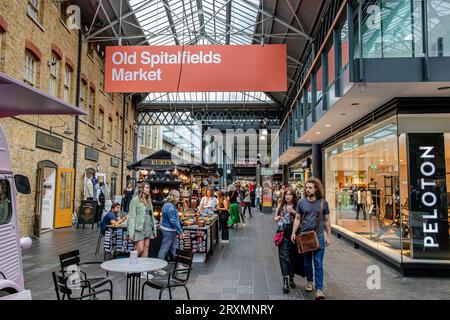 Gente che cammina attraverso il mercato di Old Spitalfields, Londra E1 Foto Stock