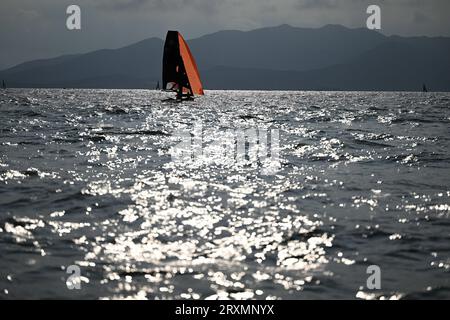 Ningbo, provincia cinese di Zhejiang. 26 settembre 2023. I giocatori competono durante la Women's Skiff 49erFX Race of Sailing ai diciannovesimi Giochi asiatici a Ningbo, nella provincia dello Zhejiang, nella Cina orientale, il 26 settembre 2023. Crediti: Chen Bin/Xinhua/Alamy Live News Foto Stock