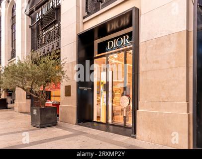 Parigi, Francia - 10 agosto 2023: Boutique Dior beauté, esterno del negozio di gioielli e profumi Christian Dior su av Champs Elysées Foto Stock