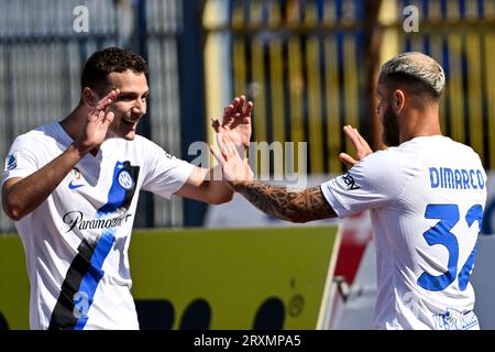 Federico Dimarco dell'FC Internazionale (r) festeggia con Benjamin Pavard dopo aver segnato il gol del 0-1 durante la partita di serie A tra Empoli FC e FC Internazionale allo stadio Carlo Castellani di Empoli (Italia), il 24 settembre 2023. Foto Stock