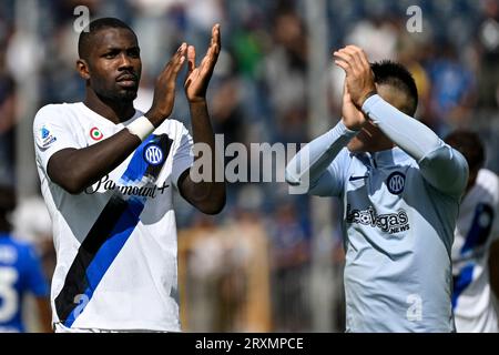 Marcus Thuram e Lautaro Martinez dell'FC Internazionale battono i tifosi al termine della partita di Serie A tra Empoli FC e FC Internazionale allo stadio Carlo Castellani di Empoli (Italia), 24 settembre 2023. Foto Stock