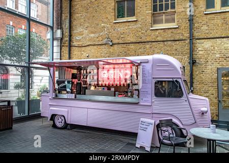 Un camion Grind Coffee che serve caffè all'Old Spitalfields Market, Londra E1 Foto Stock