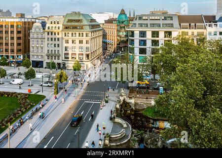 Blick auf die Kö am Cormeliusplatz, Theodor-Straße-Körner, Elberfelder Straße mit Schadow-Arkaden, Dreischeibenhaus im Hintergrund Foto Stock