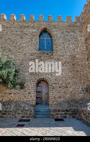 Rota, Cádiz, Spagna - 23 settembre 2023: Dettaglio di una delle facciate del Palazzo Municipale Castillo de Luna, nella città turistica di Rota Foto Stock