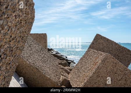 Vista sul mare tra blocchi di cemento Foto Stock