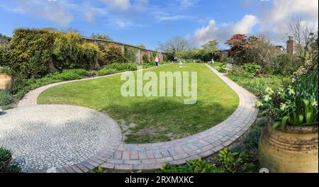 Sundial Garden at the Lost Gardens of Heligan, Pentewan, St.Austell, Cornovaglia, Inghilterra, REGNO UNITO Foto Stock