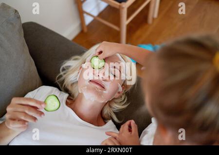 La figlia aiuta la mamma con trattamenti di bellezza Foto Stock