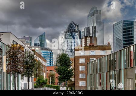 Il Gherkin e il 22 Bishopsgate visti dalla Commercial Road Spitalfields nell'East End di Londra, Londra E1 Foto Stock