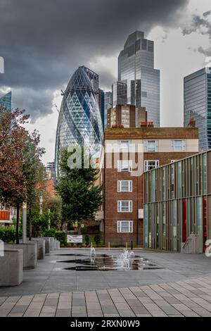 Il Gherkin e il 22 Bishopsgate visti dalla Commercial Road Spitalfields nell'East End di Londra, Londra E1 Foto Stock