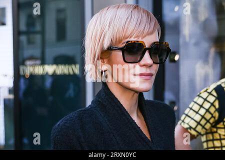 Lily Allen partecipa alla sfilata di moda Giorgio Armani durante la settimana della moda milanese Primavera/Estate 2024 il 24 settembre 2023 a Milano (foto di Alessandro Bremec/NurPhoto) Foto Stock