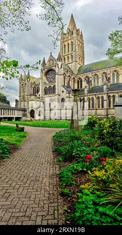 Sentiero pedonale di fronte alla Cattedrale della Beata Vergine Maria, Truro, Inghilterra, Regno Unito Foto Stock