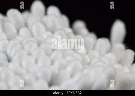 nuovi tamponi igienici in cotone utilizzando cotone naturale, cotone bianco piccolo su bastoncini che vengono utilizzati per l'igiene personale Foto Stock